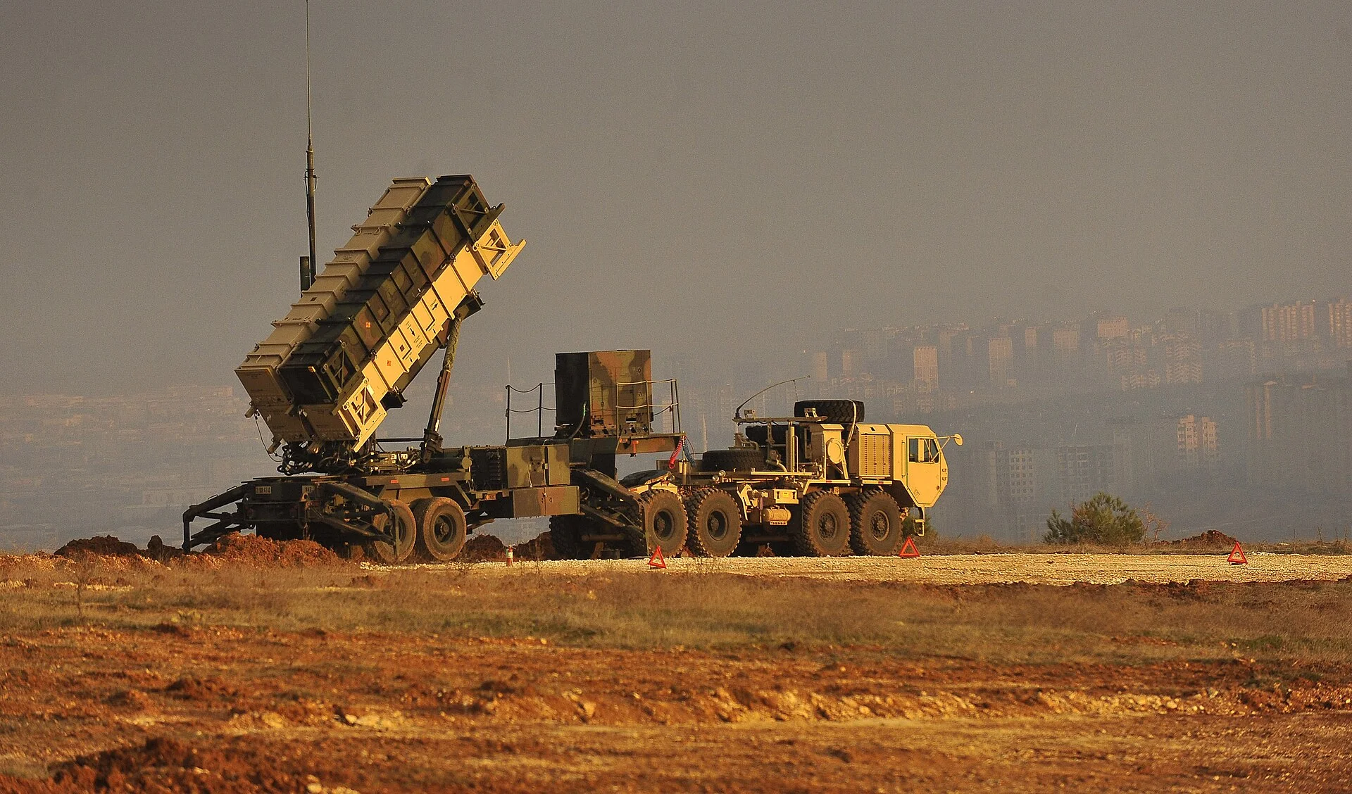 A US Army Patriot missile launcher raised on an overlook above the city of Gaziantep in southern Türkiye